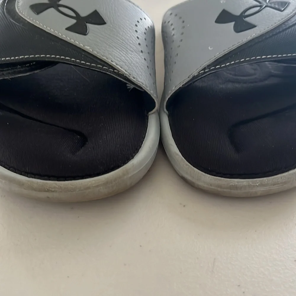 Under Armour - Men’s ignite slides / sandals. Size 8. Gray and black